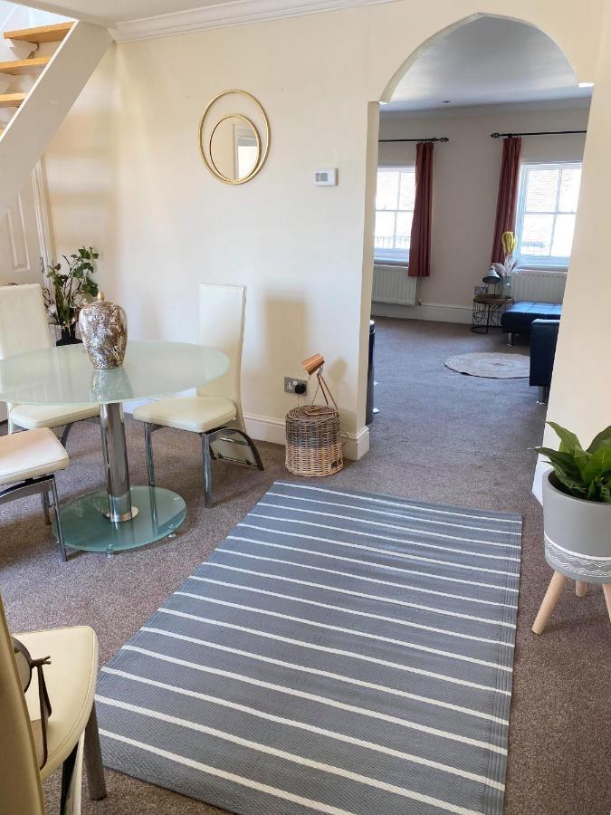 Letting Serviced Apartments - Guards View, Windsor Exterior photo