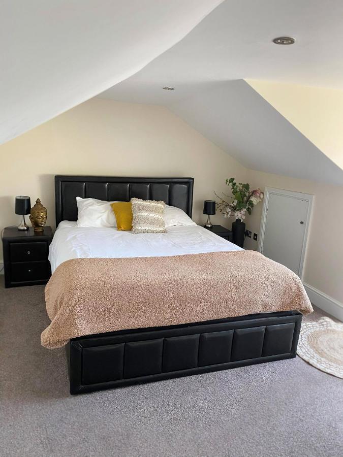 Letting Serviced Apartments - Guards View, Windsor Exterior photo
