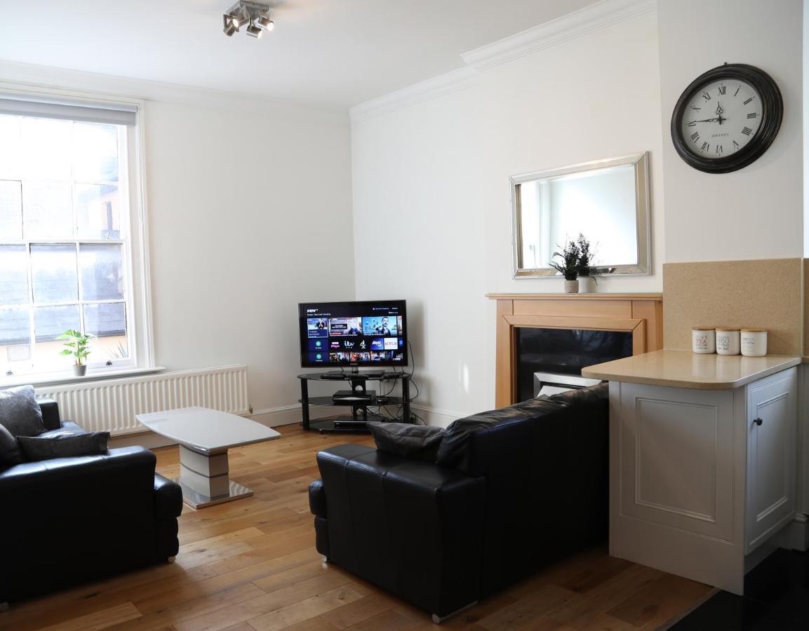 Letting Serviced Apartments - Guards View, Windsor Exterior photo